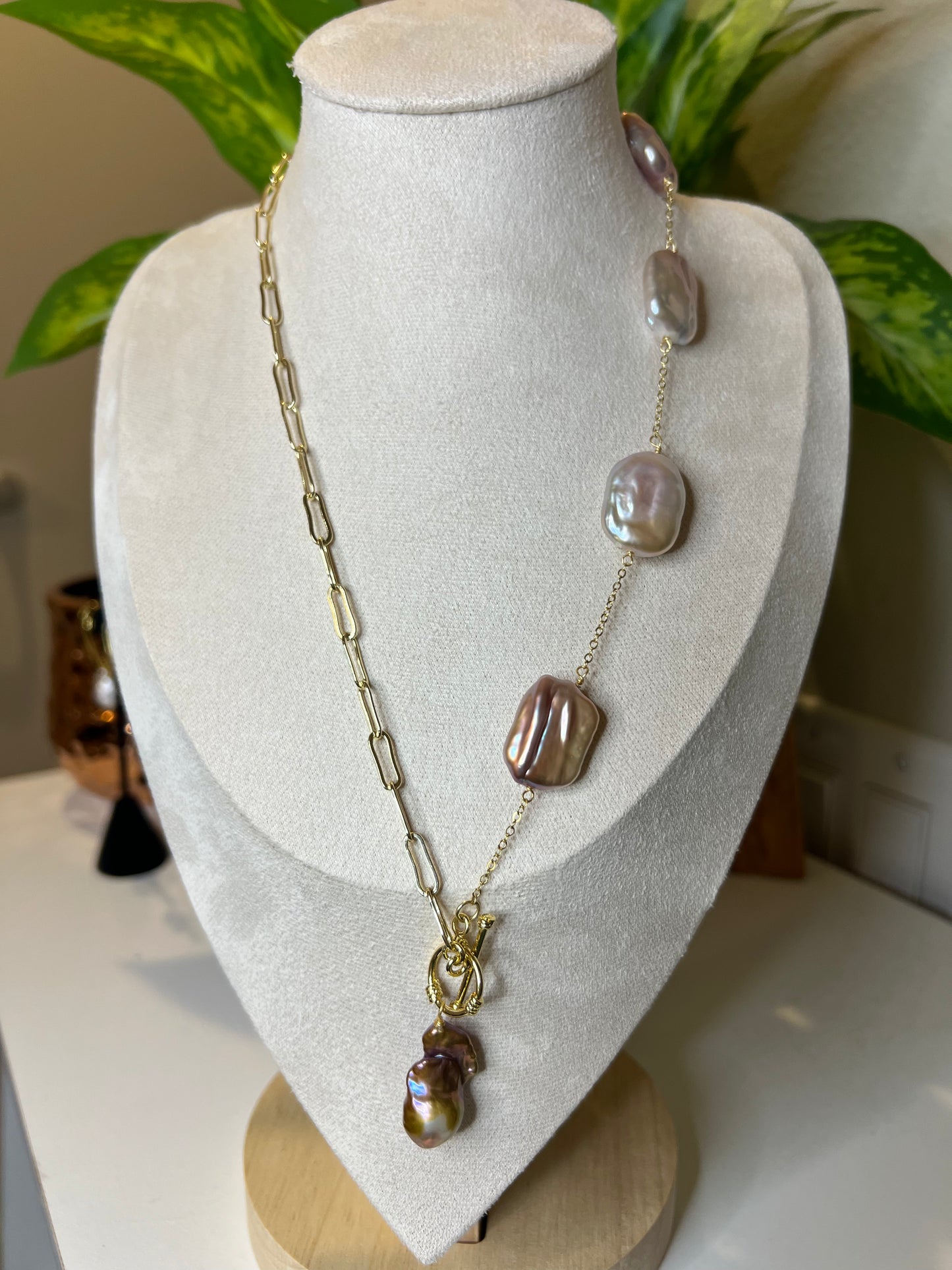 Square and baroque necklace