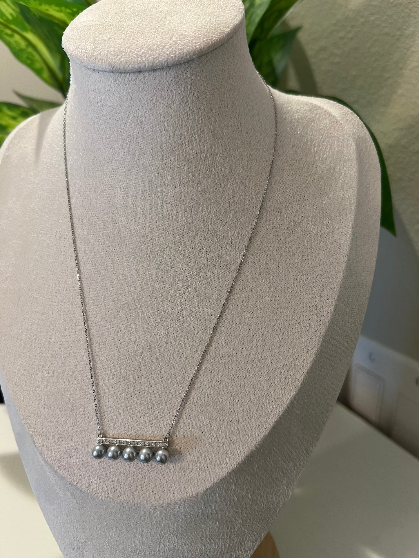 Madama bar necklace